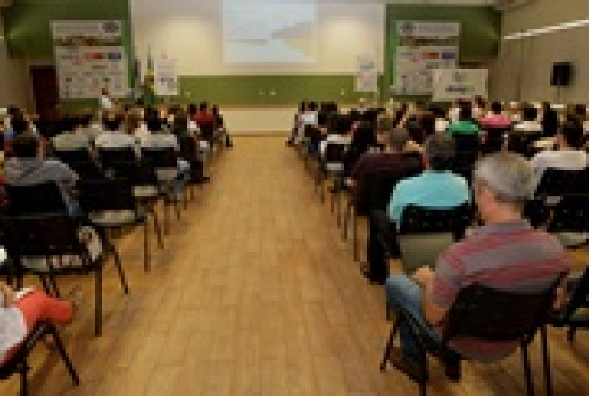 “Agronegócio na Escola” O Programa Educacional da ABAG/RP recebe o ministro Roberto Rodrigues e o repórter da EPTV, Dirceu Martins, para abrir as atividades do ano.